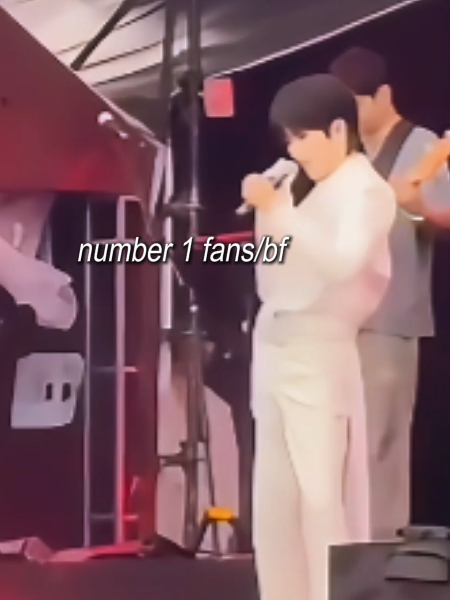 qiuqiu bopping while his man singing on stage is the cutest #qiudingjie #kipukaqiu #huangxing #xingqiu #eliothuang