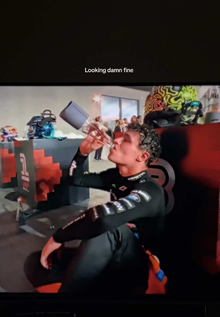 Cameramen doing their job🧎🏻‍♀️#landonorris #f1tiktok #xybca #mclaren #singapore 