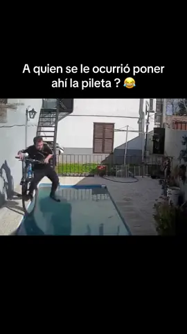 Jajaajajaja todo muy incómodo  #humor #caida #viral #bici 