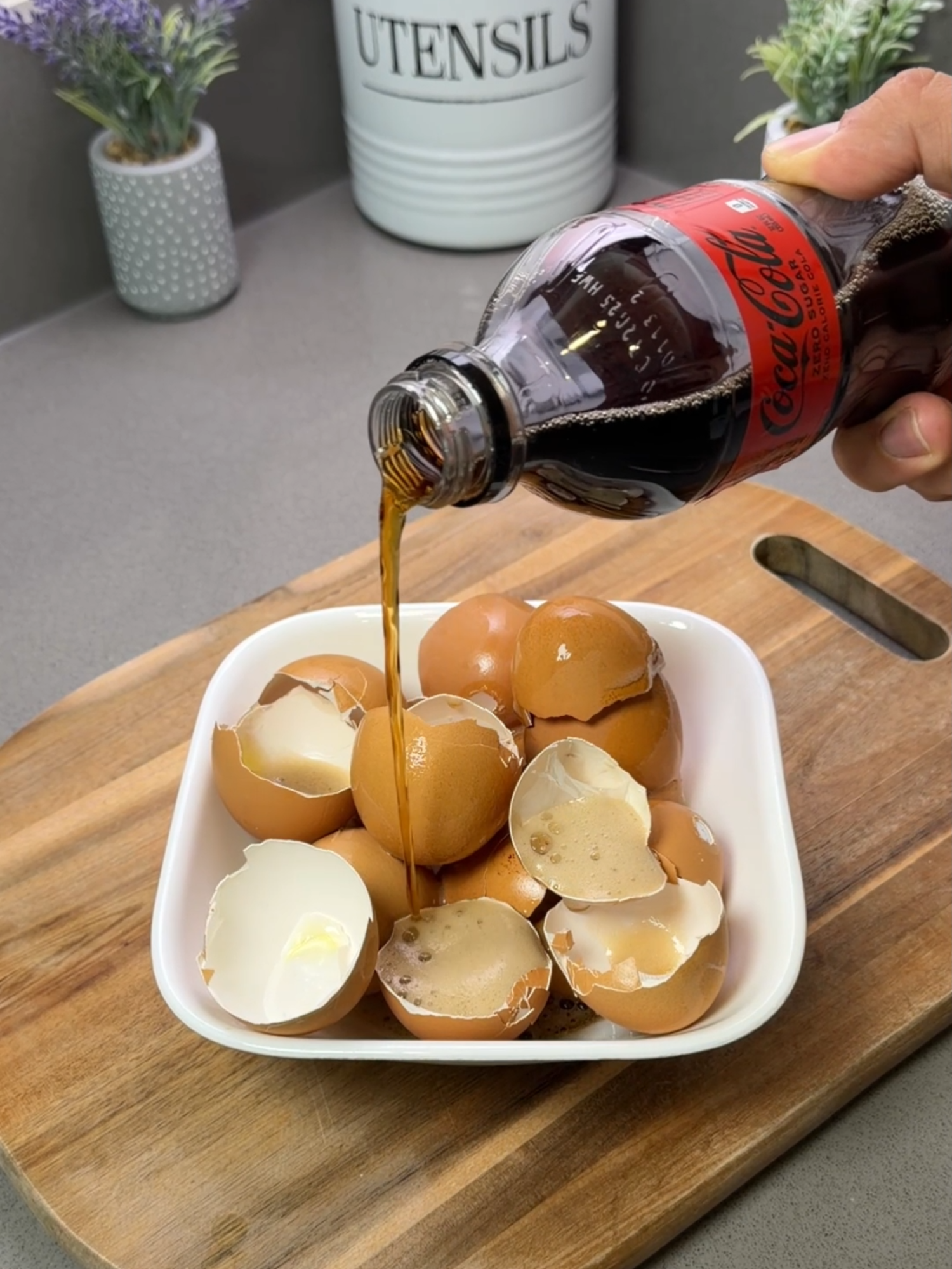 I poured Coke on eggshells… and couldn’t believe my eyes! 🤯#cleaner #homehacks #cocacola