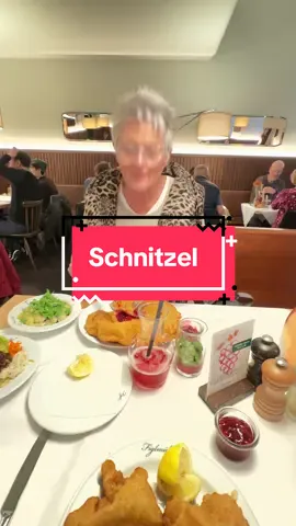 Schnitzel in Wien 🤩 #schnitzel #wienerschnitzel #food 