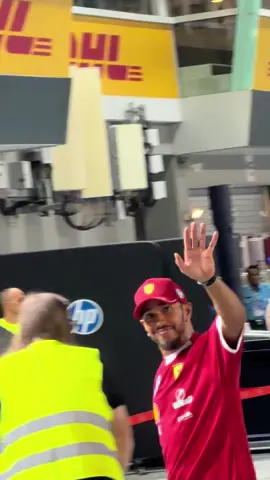 The only DRIVER who came to say bye to the FANS outside after the race. BEST EVER EXISTED  @Lewis Hamilton @ferrari  #legenda #lewishamilton #singaporegp #singapore 