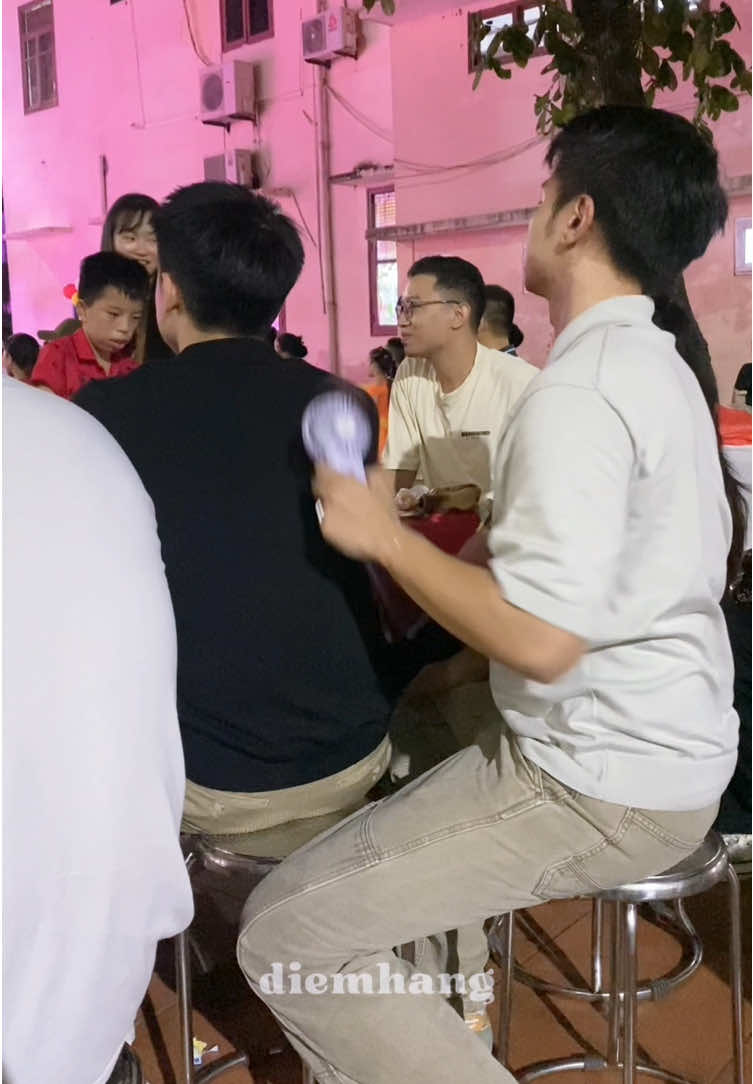 Ý là hôm qua lúc đầu Ninh Dương đến ngồi 1 người ngồi đầu này 1 người ngồi đầu kia, xong tui quay ra quay vào 1 hồi thì 2 bạn ngồi cạnh nhau lúc nào không biết =]]]] #ninhduongstory #ninhanhbui #nguyentungduong 