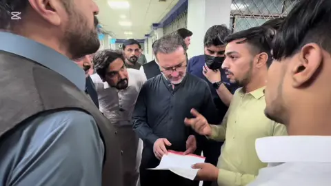 ایل آر ایچ پشاور دورے کے دوران صوبائی وزیر صحت خلیق الرحمان کو ایک شہری اپنے درپیش مسلے کے حوالے سے آگاہ کررہے ہیں۔