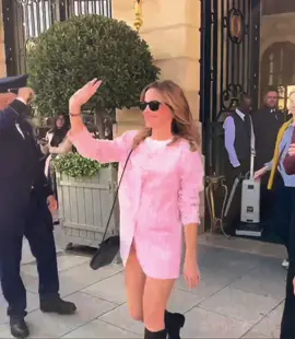NEW‼️ October 5, 2025 Emma Watson leaves the Ritz Hotel for Paris Fashion Week. #emmawatson #parisfashionweek #emmawatsonfan #ritz 