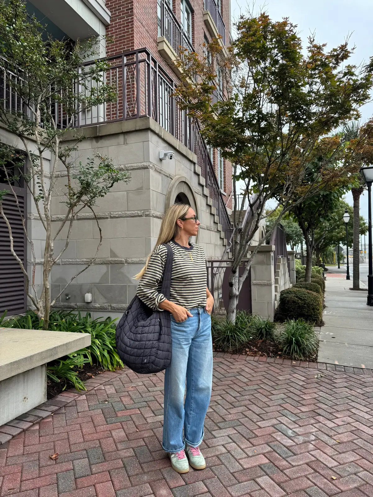 Sunday #OOTD wearing this $10 tee in another color because it’s so good! 