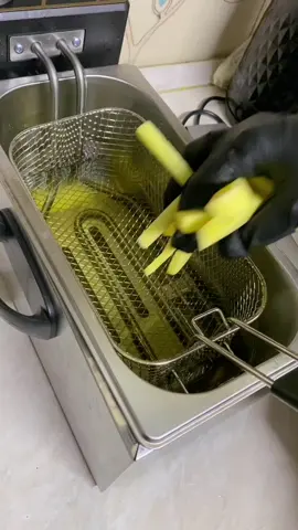 🍗✨ Хрустящие куриные крылышки и золотая картошка во фритюрнице 🥔🔥 Быстро, сочно и очень вкусно! 😍 А вы что любите больше—крылышки или картошку? #chickenwings #frenchfries#крылышки#еда#вкусноибыстро 