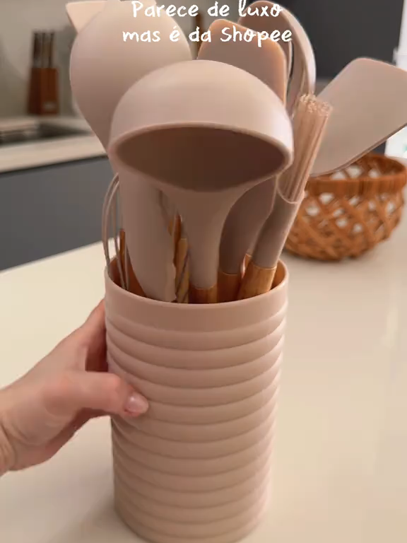 Dê adeus às panelas arranhadas e diga olá à revolução na sua cozinha! Apresentamos o Kit de Utensílios de Silicone Colorido – a união perfeita de funcionalidade e estilo. 🔥 Kit Utensílios De Cozinha 12 ou 7  Peças Silicone Colorido 🛒 Compre agora 👉 https://s.shopee.com.br/2Vis9WTvjF ⚠️ Promoção sujeita à alteração de preço e estoque do site