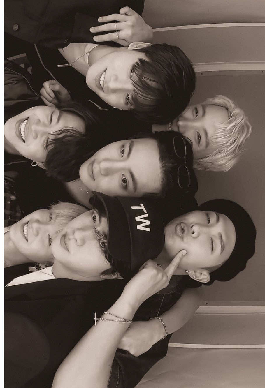 #BTS - Vai ser um mix de emoção, vou chorar, gritar, ficar extremamente feliz ao ver meus meninos. Se Deus permitir eu irei ver eles. 💜