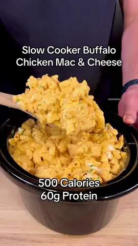 Slow Cooker Buffalo Chicken Mac & Cheese 🧀 (Makes 10 Servings)  Macros Per Serving:  - 500 Calories - 60g Protein  - 45g Carbs  - 10g Fat  Ingredients 🍗:  - 60oz Chicken Breast (1700g) - 1 Cup Diced White Onions (150g) - 0.5 Cup Low Calorie Buffalo Sauce (120g) - 1 Tbsp Garlic Salt (15g) - 0.5 Tbsp Black Pepper (4g) - 1 Tbsp Onion Powder (7g) - 2 Tbsps Ranch Seasoning (15g) - 20oz Dry Protein Pasta (565g) - 1 Cup Fat Free Cheddar Cheese (112g) - (Optional) Fresh Chives (20g) Ingredients (Cheese Sauce)🍯:  - 3.5 Cups Cottage Cheese (0% Fat) (785g) - 2 Mac & Cheese Powder Packets (2oz) (56g) - 4oz Reduced Fat Cream Cheese (113g) - 0.5 Cup Low Calorie Buffalo Sauce (120g) - 2 Tbsps Ranch Seasoning (15g) - 0.5 Tbsp Garlic Salt (7g) - 0.5 Tbsp Black Pepper (4g)   Freezing Instructions ❄️: 1. Portion out 1/10 of the final dish into each air-tight meal prep container 2. Place them in the freezer and keep frozen for up to 3 months Reheating Instructions🔥:  1. Take out a frozen containers, remove the lid, and cover with a wet paper towel 2. Microwave for around 5-6 minutes, mixing half-way through