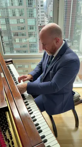 Bohemian Rhapsody in New York City with Norwegian vibes 🇳🇴🌆🎹