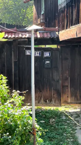 🏠🔍 Igra “Gdje je ova kuća?” 😄 Kažu da se nalazi negdje u centru grada… ali gdje tačno? 🤔 Hajde, detektivi — uključite mozak, pogledajte video i bacite svoje teorije! Možda baš ti znaš ovu staru ljepoticu. 👀 Pomoć dobrodošla, a pobjednik dobija… pohvalu i vječnu slavu u komentarima! 😂 #GdjeJeOvaKuća #CentarGrada #DetektivskaIgra #StaraLjepotica