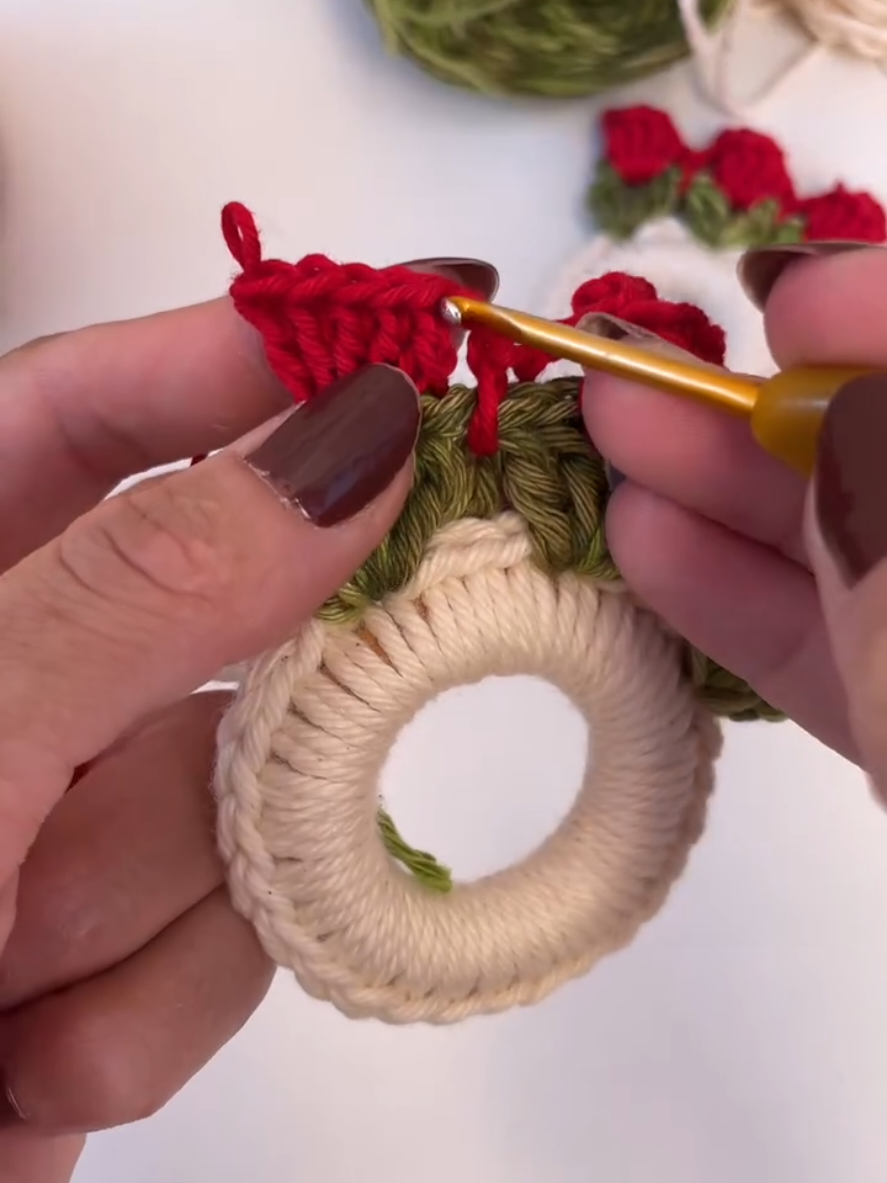 vamos aprender a fazer tulipa?🌷🌷🌷❤️❤️🌷❤️ #crochecomamor🥰  #portaguardanapo🌷 #croche❤️ #crochetando ❤️ #crochet 