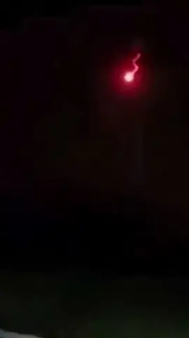 Kira kira itu benda apa,ada yang tau hari ini Minggu  5 Oktober 2025 setelah magrib perkiraan 18:00 terjadi penomena aneh di Cirebon terlihat seperti meteor dan terjadi dentuman sperti petir sangat keras  di area sekitar wilayah Cirebon timur.