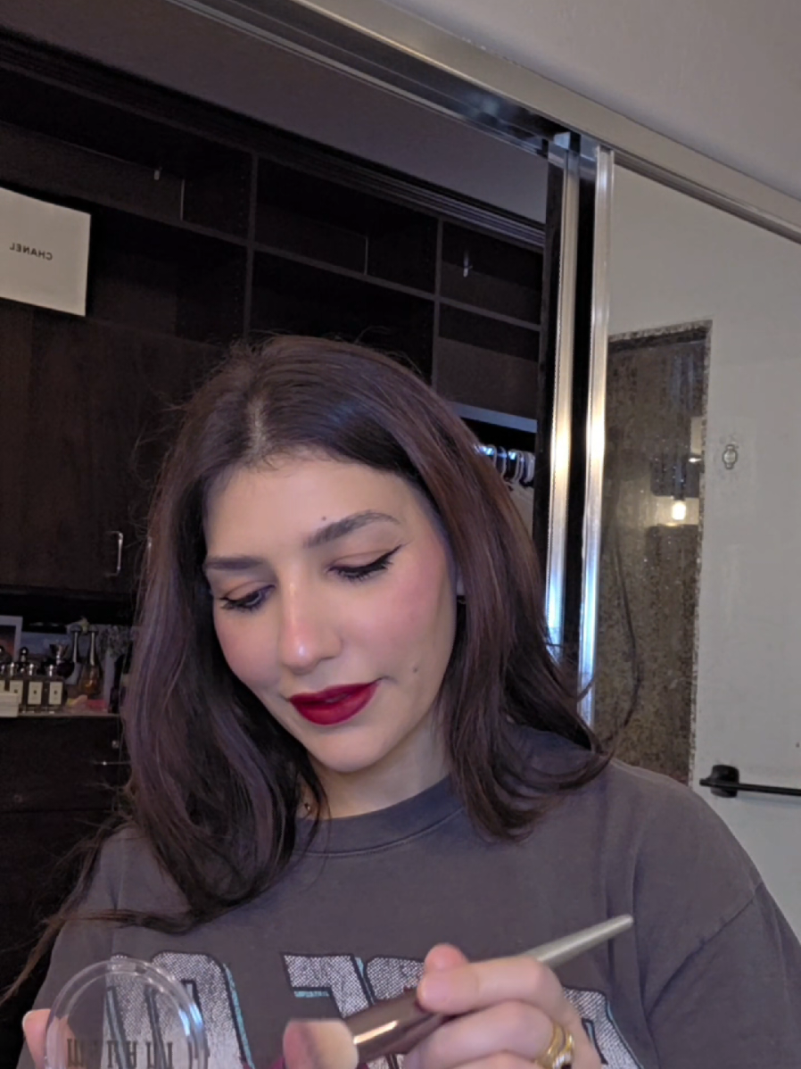 يله نتجهز الحمرة من براند ميلاني رقم 340 بالعراق متوفرة بهذي الصفحة @lolimakeup  في أمريكا تلكوها بمحلات مختلفه مثل التا و تاركت و غيرها #مكياج #reemathaiah #اكسبلور #fyp 