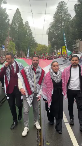 🍉 Met meer dan 250.000 mensen trokken we een rode lijn in Amsterdam. De boodschap is helder: genoeg is genoeg! We willen actie nú! #StephanvanBaarle #tweedekamer #politiek #foryou #denk 