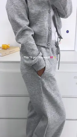 🎧✨I’m literally a big fan of cozy and basic lounge set !!! OBSESSED 💖 #loungeset #loungewear #tracksuit #itgirl #autumnoutfits 