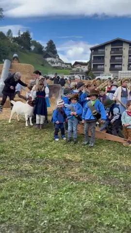 Kinderumzug am Alp Spektakel Seewis 2025. Video: Tanja Egli #Kinderumzug #AlpSpektakelSeewis #PrättigauerKinder #Seewis2025 #AlpSpektakel #TraditionErleben #Alpabzug #Kinderfest #RegionPrättigau #Bergkultur #FamilienEvent #Alpmarkt #UrchigeTradition #Ländlich #SeewisDorf #Herbstfest #Brauchtum #KinderFreude #TiereAmFest #MitDerFamilie #Feststimmung #SeewiserKinder #BrauchtumPur #Heimatliebe #FestUmzug #Alpwirtschaft #SchweizerAlpen #AlpenFlair #ErlebnisSeewis #kulturerleben 