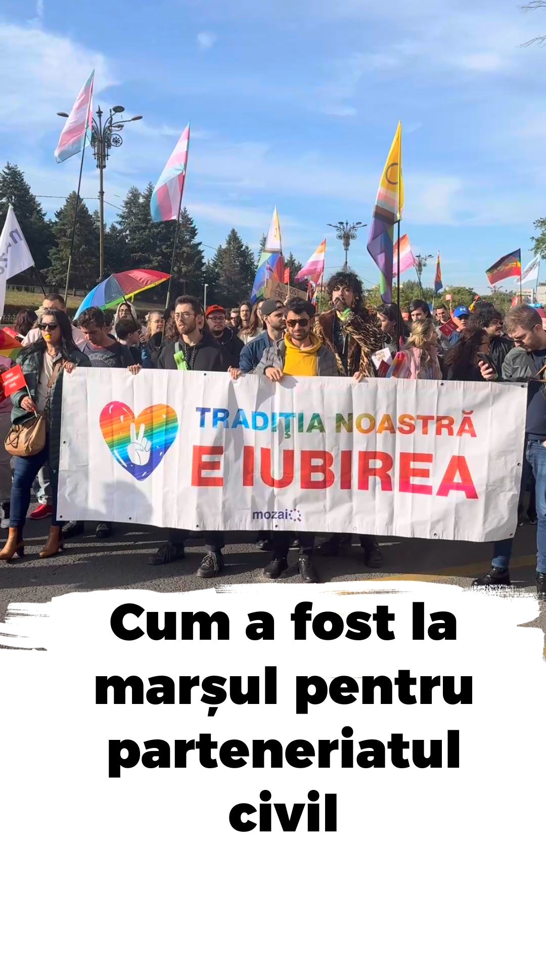 Zeci de persoane au ieșit azi în stradă pentru „Marșul parteneriatului civil”, organizat de asociația MozaiQ și Campus Pride. Protestatarii au plecat din Piața Universității în marș spre Piața Constituției, cerând drepturi egale pentru comunitatea LGBTQAI+ și recunoașterea parteneriatului civil pentru toate cuplurile. Ei au scandat mesaje precum: - „Parteneriat, nu patriarhat!” - „La primar și la notar, eu iubirea mi-o declar!” - „România-i pregătită, guvernanții ne evită!” - „Și familia mea vrea o casă a sa!” Parteneriatul civil este o modalitate prin care uniunea dintre două persoane necăsătorite, indiferent de orientarea sexuală, e recunoscută de lege. Prin parteneriatul civil, cuplurile pot avea dreptul de a lua decizii medicale în caz de urgență, dar și drepturi legate de proprietate comună, moștenire sau pensie de urmaș. Reporteră: Amalia Vulpe #GenȘtiri #stiri #tineri #romania #lgbt #lgbtromania #mozaiq #protest #bucuresti