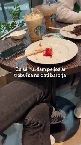 Mâncați de pe jos când erați mici? #starbucks #winter #fy #studentlife #5pasidebine 
