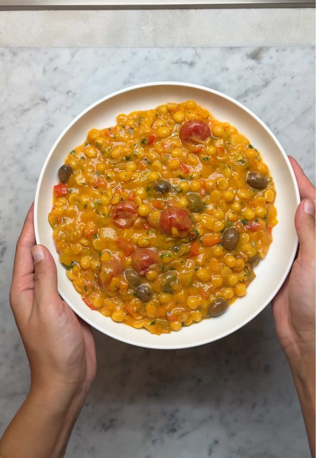 Se non ti vengono mai in mente modi per mangiare i ceci, questo piatto fa al caso tuo, cremoso, super saporito e buonissimo✨ x 2 persone: - [ ] 1 cipolla bianca - [ ] 4 peperoni - [ ] 1 cucchiaio di concetrato di pomodoro  - [ ] 120 g di ceci decorticati secchi - [ ] 50 g di farina di ceci - [ ] 40 g Olive taggiasche  - [ ] 7/8 pomodori privati della buccia - [ ] Prezzemolo Cottura dei ceci: circa 1 ora (conservate l’acqua di cottura per la zuppetta)