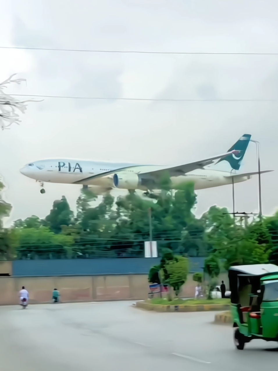 PIA PAKISTAN INTERNATIONAL AIRLINE777-240(ER) #✈️😍#SMOTH LANDING IN PESHAWAR SO BEAUTIFUL AMAZING 🤩 TIKTOK VIRAL VIDEO #AVIATION TIKTOK AVIATION FOR YOU PAGE GHANI FLIGHT ✈️🤩PART 3 TIKTOK VIRAL Video AVIATION 