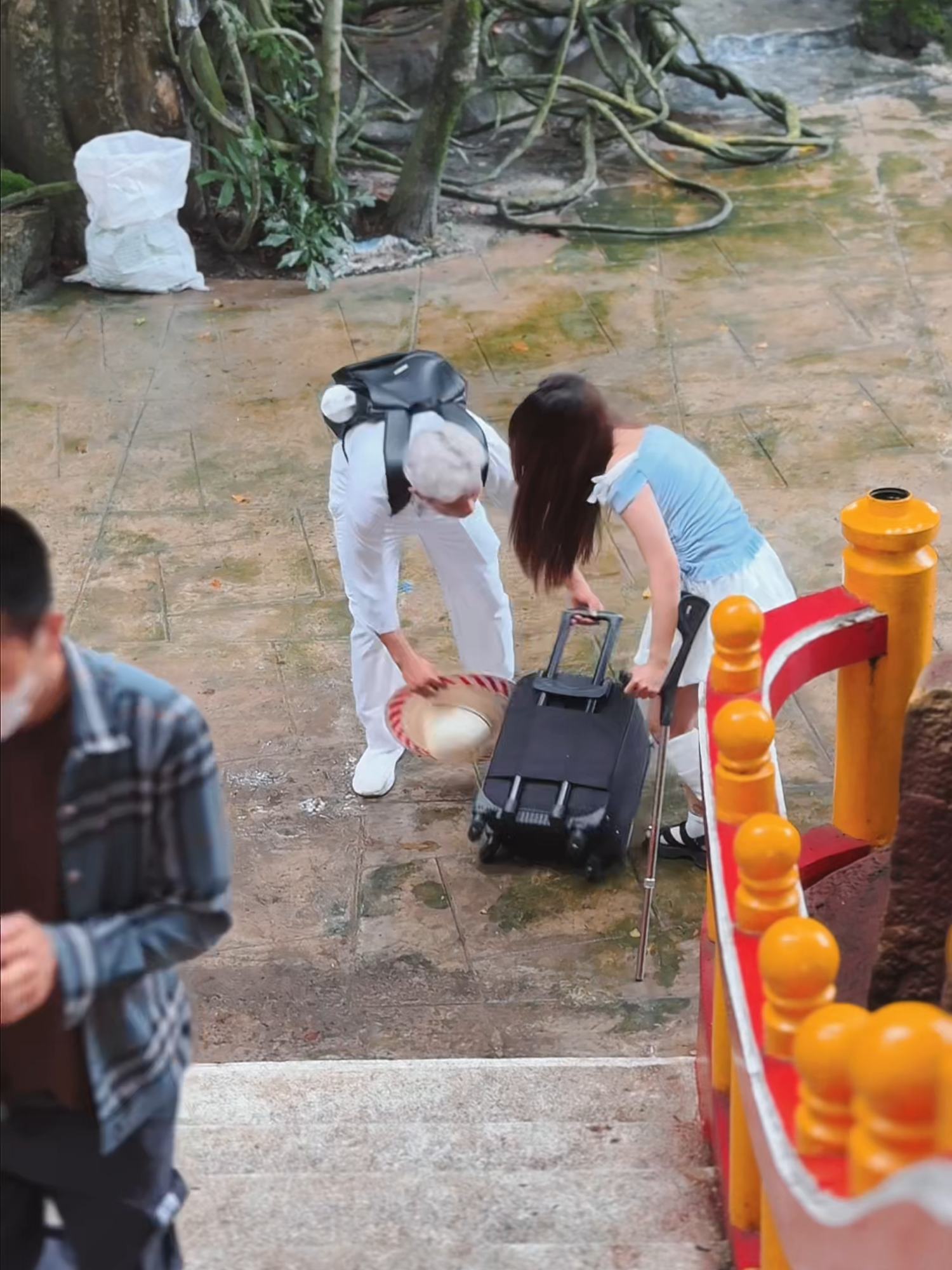 He Took Her Bag… Then Came Back #DuchaTrinh #RespectWomen #KindnessMatters