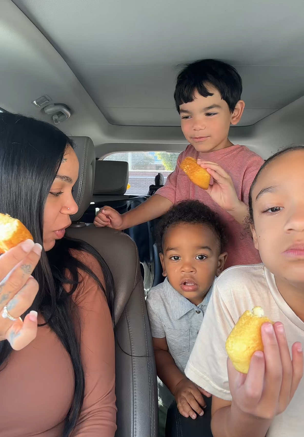 twinkies for breakfast, that’s how great we’re setting the tone for the day 🤭✨ #fyp #MomsofTikTok #twinkies #breakfast 