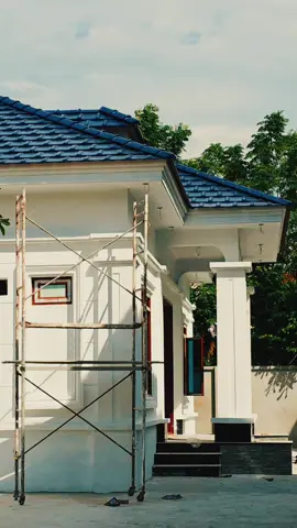Tôn lên vẻ đẹp nhà 1 tầng mái Nhật của bạn! Ngói phẳng Kentoza S12 của Viglacera Hạ Long màu xanh cô ban nổi bật trên nền tường trắng tinh khôi. Hoàn hảo cho không gian sân vườn thoáng đãng. #HungYen #GachNgoi  #Viglacera #NgoiPhang #Kentoza 