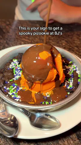 The BJ’s spooky pizookie is so good! 🎃 #pizookie #icecream #dessert #spookypizookie #cookie 