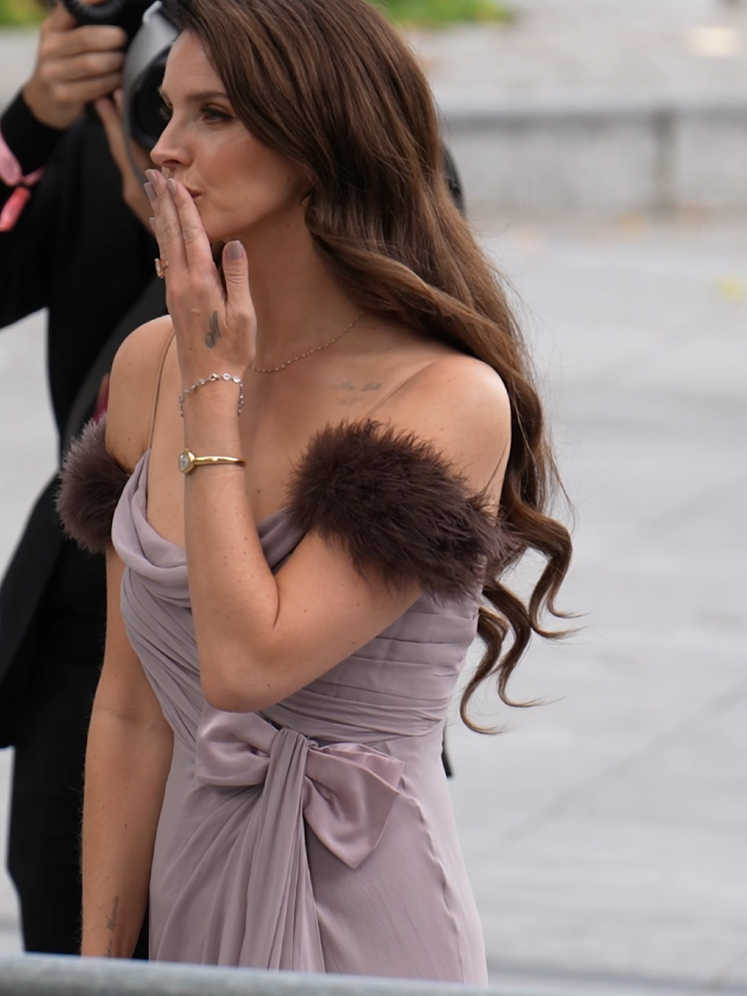 #LanaDelRey arriving @valentino ! Die Sängerin erscheint zu der Spring/Summer Fashion Show von #AlessandroMichele in Paris. #PFW #Valentino #FashionTrends #Celebrities #Parisfashionweek #Elle