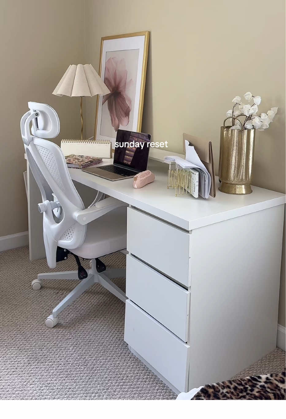 gotta love a good sunday reset… clear space, clear mind stay tuned for the new bedding i got!! (and also bed))  #roominspo#roomorganization#RoomTour#vanitymirror#roomdecor 