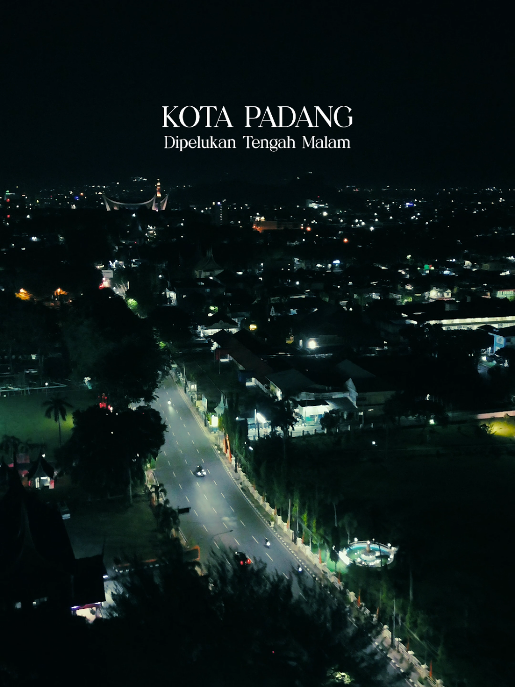 Di balik hening malam, Padang tidak benar-benar sepi. Ia menyimpan rindu, kenangan, dan harapan yang tumbuh di antara detak lampu kota. Setiap hembusan angin membawa aroma laut, setiap cahaya menyentuh hati yang sedang mencari tenang. Padang di pelukan tengah malam bukan sekadar kota—ia adalah rasa. Rasa hangat yang datang dari kenangan, rasa damai yang sulit dijelaskan, dan rasa cinta yang diam-diam menetap di dada setiap orang yang pernah jatuh hati pada keindahannya. #padang #padangsumbar #kotapadang #sumaterabarat #sumbartiktok 