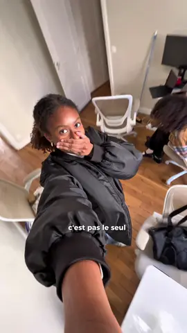 Le déménagement de notre premier bureau n’est pas le seul changement chez Skinorea car on débarque aussi sur… YOUTUBE 🥹🥹🥰💞 Ça fait un moment qu’on y pense et on est trop contentes de pouvoir enfin vous l’annoncer ! C’est une chaîne qui sera consacrée à Nahla & Nivine, et leur quotidien en tant que fondatrices de Skinorea et d’entrepreneurs. Ce sera l’occasion de vous montrer les coulisses de Skinorea et pleins d’autres choses encore 🤭 À bientôt, restez branché.e.s, ça arrive vite 👀