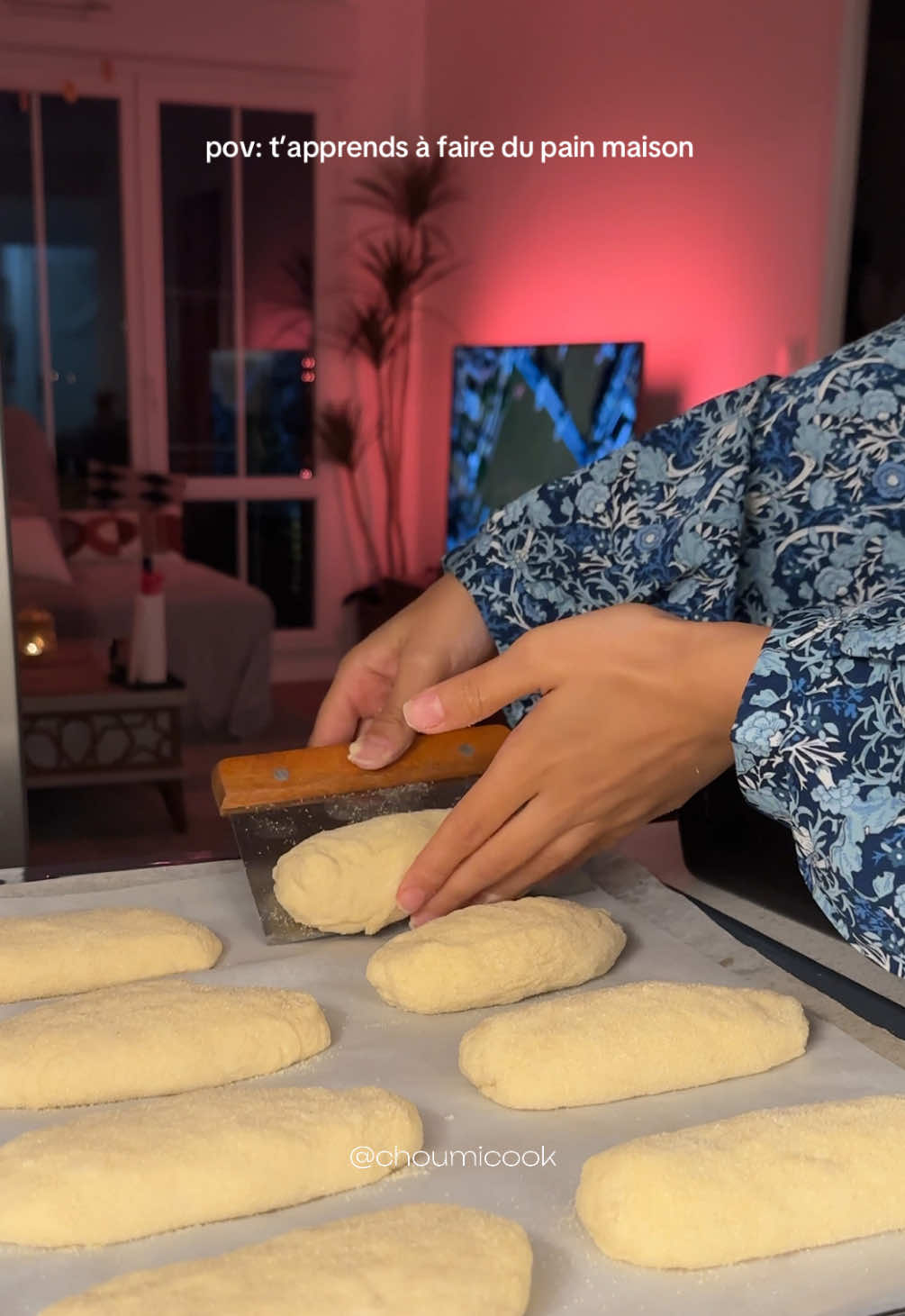 J’étais trop fière de moi, c’était la première fois que je réussissais à avoir un pain tout moelleux et mimiii 🤭 📸| ig: choumicook 🎶| tiktok: choumicook 👻| snap: choumi.cook ▶️| youtube: choumicook RECETTE PAIN MOELLEUX FACILE SUBWAY PARMESAN HERBES 🥖🫶🏼 ❃ 250 ml de lait ❃ 50 ml d’eau ❃ 30 g de sucre ❃ 1 sachet de levure boulangère ou 20 g de levure fraîche ❃ 500 g de farine ❃ 10 g de sel ❃ 80 g de beurre (non fondu) ❃ 1 œuf + un peu de lait (pour la dorure) 🥣 MÉLANGER LES BASES • Dans un grand bol ou dans ton robot, mélange le lait, l’eau, le sucre et la levure. • Ajoute ensuite la farine et le sel, puis pétris environ 5 min. 🧈 AJOUTER LE BEURRE • Incorpore le beurre et pétris encore 5 min jusqu’à obtenir une pâte bien lisse. ⏳ REPOS • Couvre la pâte avec du film + un torchon et laisse pousser 1h30 à 2h (ou plus si tu peux). 🥖 FORMER LES PAINS • Dégaze la pâte, puis divise-la en portions de 90 à 100 g. • Façonne des pains longs, roule-les dans la semoule si tu veux, puis couvre à nouveau et laisse reposer 1h. 🔥 CUISSON • Badigeonne les pains avec l’œuf battu et un peu de lait. • Tu peux ajouter des herbes ou du parmesan par-dessus et faire quelques incisions (optionnel). • Enfourne à 160 °C (chaleur tournante) pendant environ 20 min. Bon appétit 💓 @choumicook #cuisine #viral #asmr #dough #aesthetic pain subway facile rapide moelleux sandwich recette food 