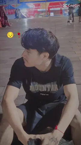 သူ့ကိုမေ့ဖို့မလွယ်ပါလား😔