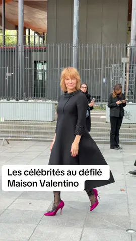 #PamelaAnderson, #AmeliaGray ou encore #ColmanDomingo sont au défilé Maison Valentino en cette Fashion Week de Paris. #voguefrance #pfw