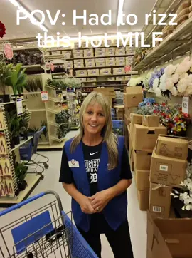 I had to shoot my shot with this nice and attractive woman! #foryourpage #foryou #rizz #pickupline #public 