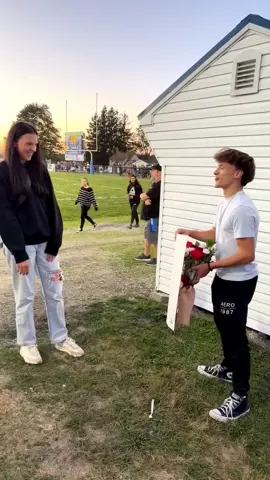 One of the best and sweetest hoco proposal ever thank for a good night at hoco #fyp #friends #hocoproposal 