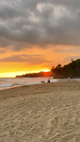 Datang dan pergi adalah siklus semesta bekerja😌 Punya kenangan apa disini? 📍pantai goalangir, sawarna, banten #pantaisawarna #pantaigoalangir #pesonagoalangirresort #sewatendagoalangir #penginapangoalangir 