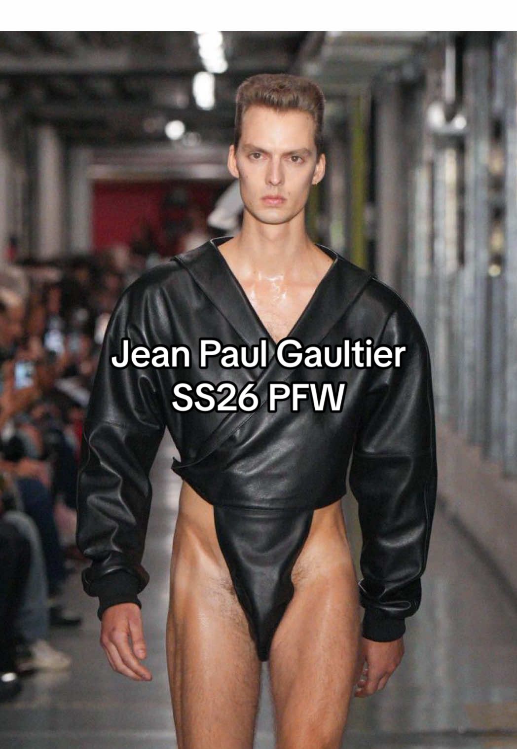 #DuranLantink, designer olandese, firma oggi il suo debutto alla direzione creativa di #jeanpaulgaultier con la collezione primavera/estate 2026 e ci trasporta nel suo mondo futuristico fatto di volumi, trasparenze, ironia e tanto Kubrick! Dai un’occhiata alla collezione presentata oggi durante la #ParisFashionWeek! #PFW 