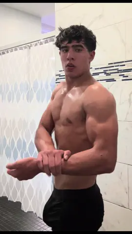 my arms hurt #workout #GymTok #fyp #bodybuilding #gym 