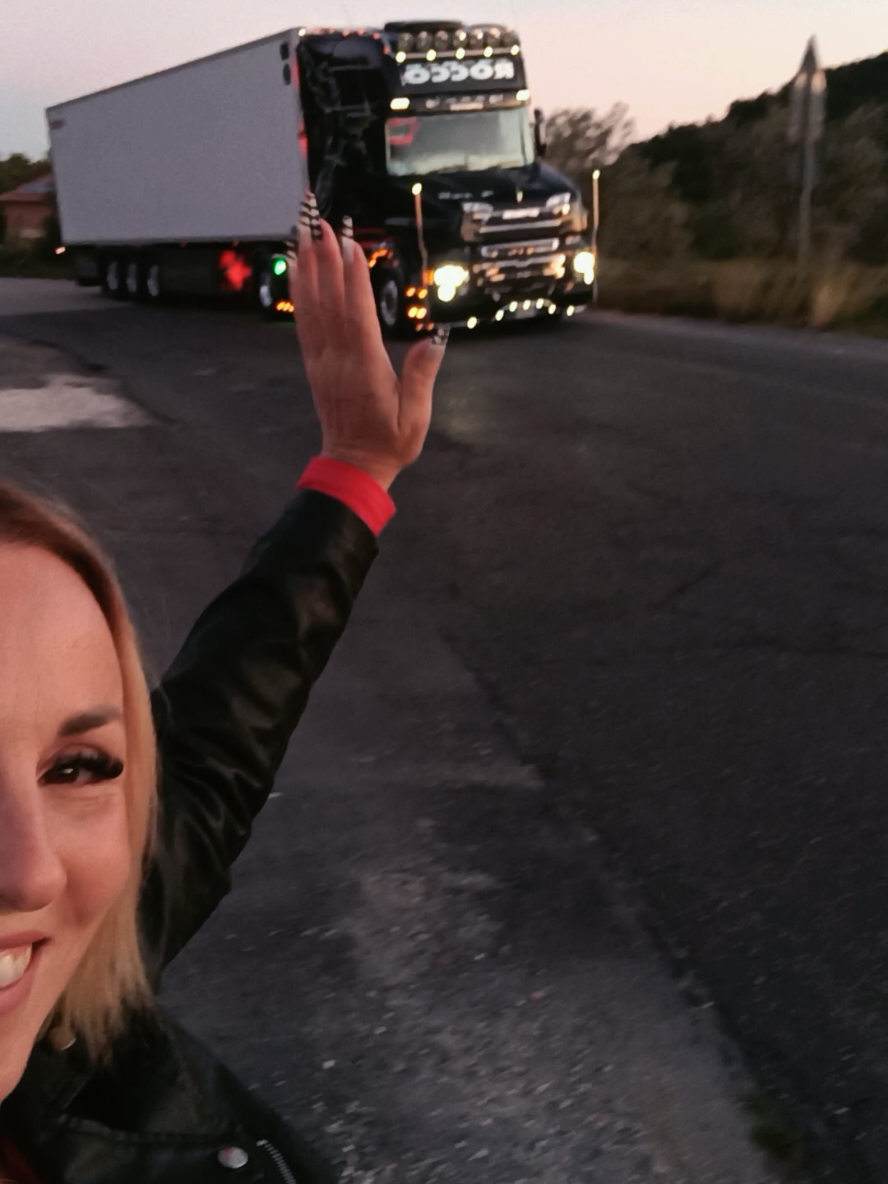 Buon rientro a tutti @Camionsottolestelle @Christian Tessaro #scania #truck 