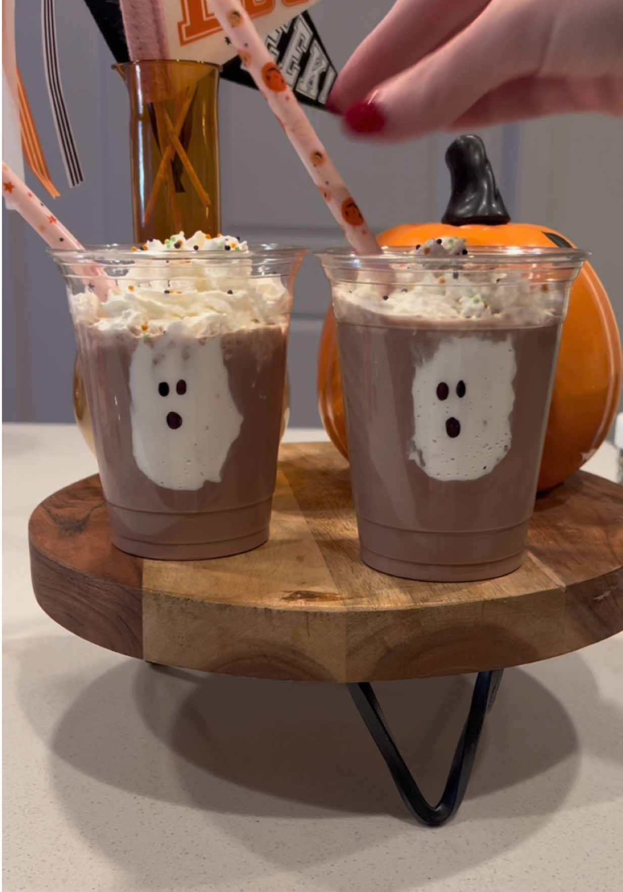 Ghost chocolate milk🍫🥛 #ghostchocolatemilk #chocolatemilk #halloweendrinks #funkiddrinks #halloweenfun 