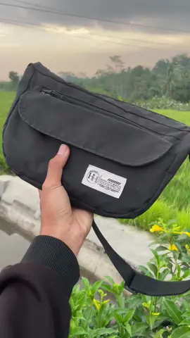 Rekomendasi tas yang bisa di isi barang banyaknya cocok buat di bawa nongki🤩#tasselempang #tasselempangparasut #taskekinian #fypage 