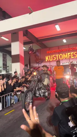 Loading out kustomFest✋