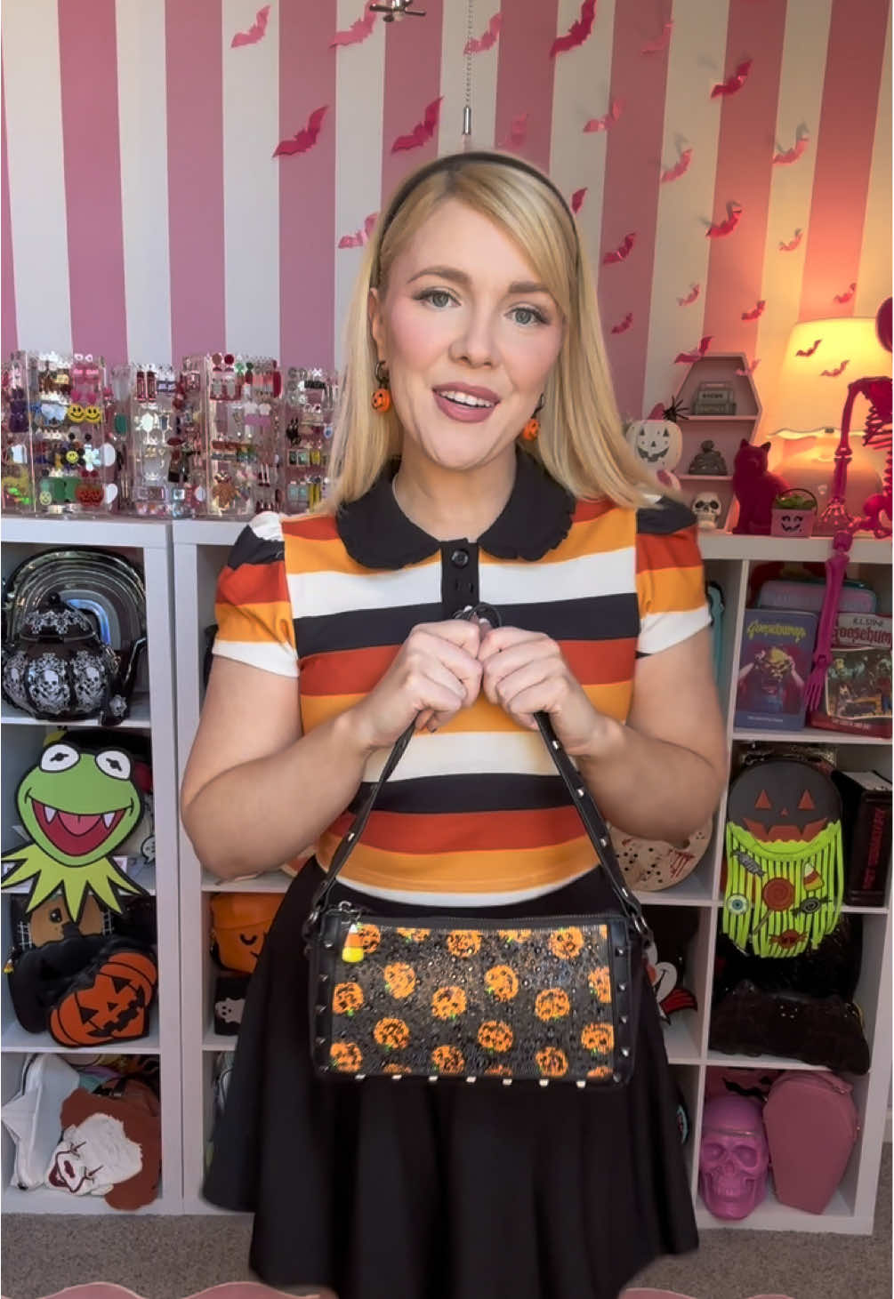 Catching up with my outfits! 😅🖤🎃 #31daysofhalloweenoutfits #betseyjohnson #spookyseason #noveltypurse #noveltypursecollection 