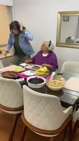 🤣🔥😂🔥nunca vi en mi vida, mejor puntería que la de mi madre … ustedes que opinan … los leo 🥹 la verdadera crianza a la antigua, y creo que la mejor… gracias madre por todo el amor que me das… te amoooo ❤️❤️❤️❤️#fyp #videoviral #amorpuro🥰🥰🥰 #mama #diversion 