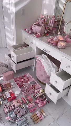 Time to organize my makeup!🎀🧸Seriously, is there anything more therapeutic than this?✨👛✨ #fyp #organizing 