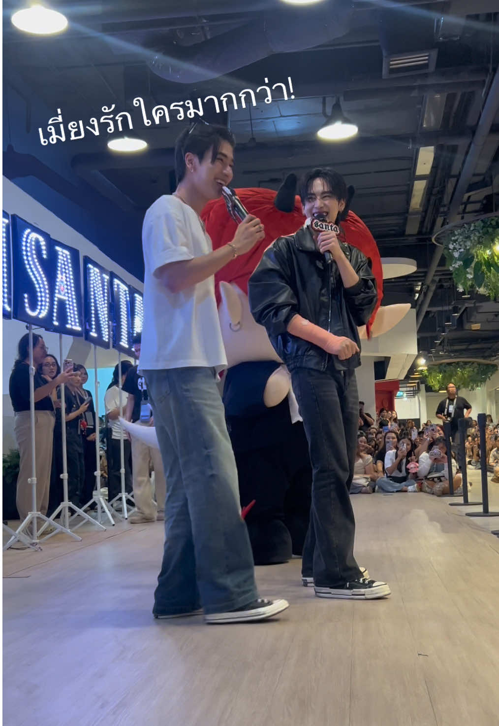 เมี่ยงรักใครมากกว่า  แด๊ดเสียใจนะเมี่ยง 5555555 #GMMTVFANIVALxPerthSanta #PerthSanta #เพิร์ธแซนต้า #DOMIIA  @PERTHPPE @Santa 